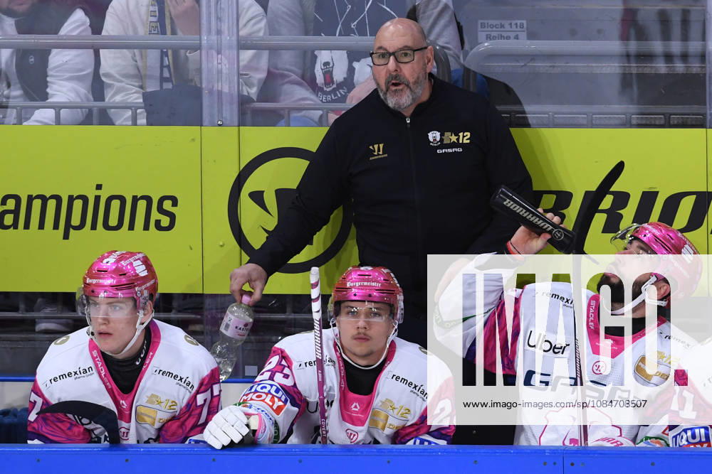 Eishockey Penny DEL 10. Spieltag Krefeld Pinguine - Eisbären Berlin am 18.10.2026 in der Yayla Arena in Krefeld Eric Dubois ( Trainer Cheftrainer Berlin ) Gemäß den Vorgaben der DEL Deutsche Eishockey Liga ist die Publikation und Weiterverwertung der Aufnahmen in elektronischen Medien und Endgeräten aller Art während des laufenden Spiels nicht zulässig.