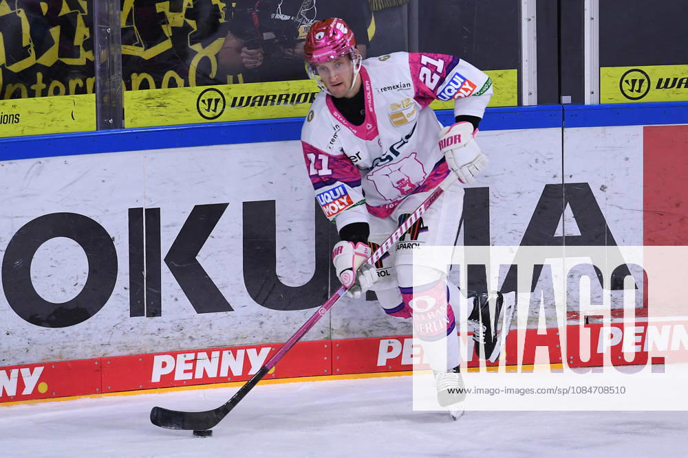 Eishockey Penny DEL 10. Spieltag Krefeld Pinguine - Eisbären Berlin am 18.10.2026 in der Yayla Arena in Krefeld Manuel Wiederer ( Berlin ) Gemäß den Vorgaben der DEL Deutsche Eishockey Liga ist die Publikation und Weiterverwertung der Aufnahmen in elektronischen Medien und Endgeräten aller Art während des laufenden Spiels nicht zulässig.