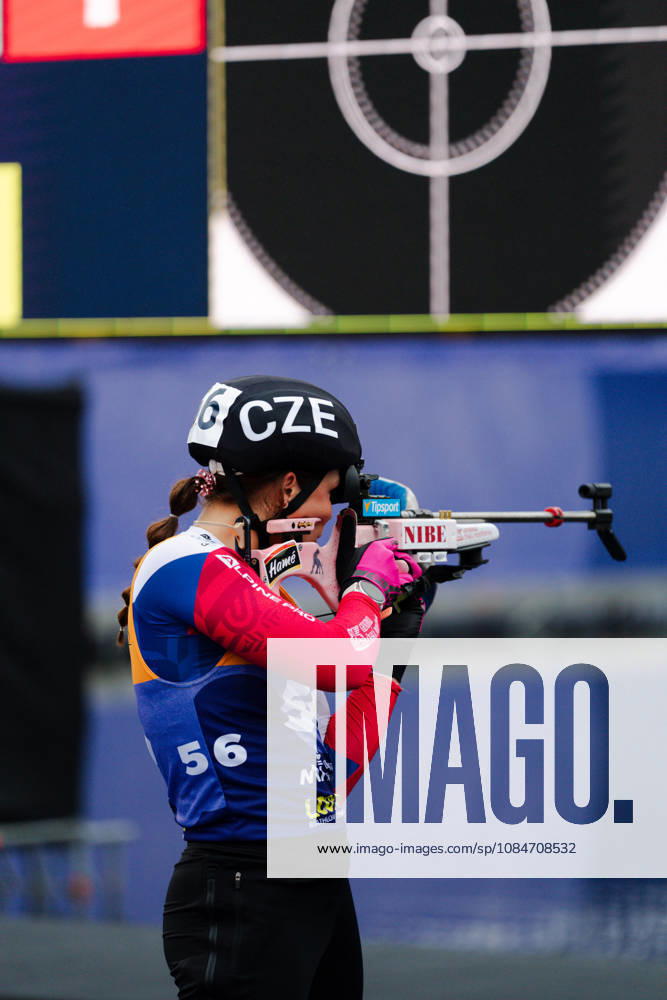 GER, Biathlon, Frauen, IBU Biathlon Loop One Festival 2026, Saison 2026 2027, Super Sprint Qualifikation Damen Heat 1-4 Heda Mikolasova ( CZE, 56 ) beim Aufwärmen am Schießstand stehend München Olympiapark Bayern Deutschland