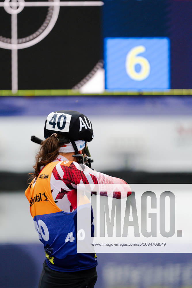 GER, Biathlon, Frauen, IBU Biathlon Loop One Festival 2026, Saison 2026 2027, Super Sprint Qualifikation Damen Heat 1-4 Dunja Zdouc ( AUT, 40 ) beim Aufwärmen am Schießstand stehend München Olympiapark Bayern Deutschland