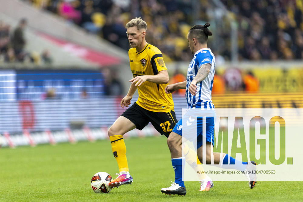GER, Dresden, Fussball, 2. Bundesliga, 8. Spieltag, Dynamo Dresden vs. 1. FC Magdeburg im Bild v.l.: Jonas Sterner (Dynamo Dresden 32), Baris Atik (FC Magdeburg 23), Zweikampf 18.10.2026, Rudolf-Harbig Stadion Dresden DFL DFB REGULATIONS PROHIBIT ANY USE OF PHOTOGRAPHS AS IMAGE SEQUENCES AND OR QUASI-VIDEO,