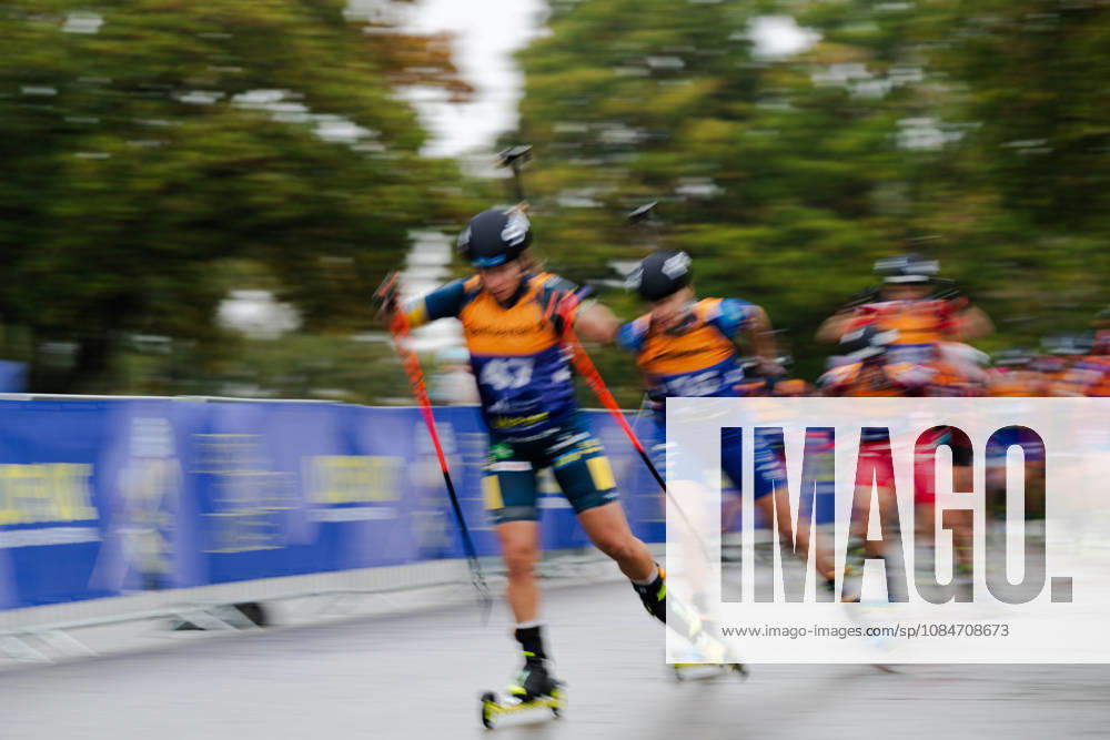 GER, Biathlon, Frauen, IBU Biathlon Loop One Festival 2026, Saison 2026 2027, Super Sprint Qualifikation Damen Heat 1-4 Anna Magnusson ( SWE, 47 ), Julia Simon ( FRA, 46 ) in der Kurve München Olympiapark Bayern Deutschland