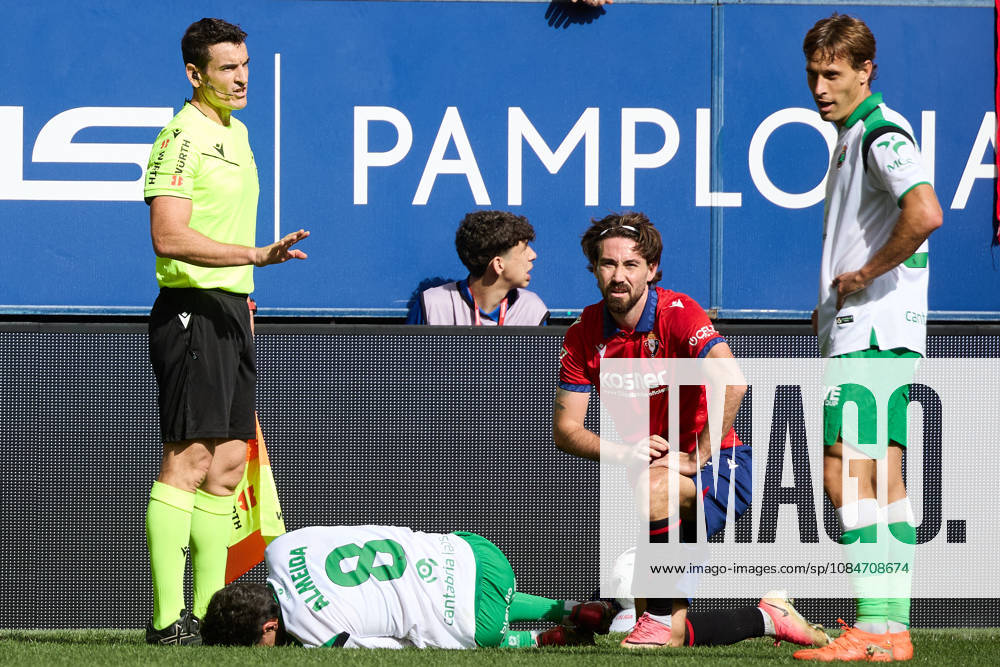 LaLiga EASports 2026 27 CA Osasuna v Racing de Santander Juan Martinez (Referee) (L), Andre Almeida (8. RAC), Moi Gomez (16. OSA) and Sergio Canales (20. RAC) (R) during the football match of LaLiga EA Sports between CA Osasuna and Racing de Santander played at El Sadar stadium in Pamplona (Spain) on Oct 18 2026. Credit: Inigo Alzugaray Agencia LOF Pamplona LaLiga EASports 2026 27 CA Osasuna v Racing de Santander