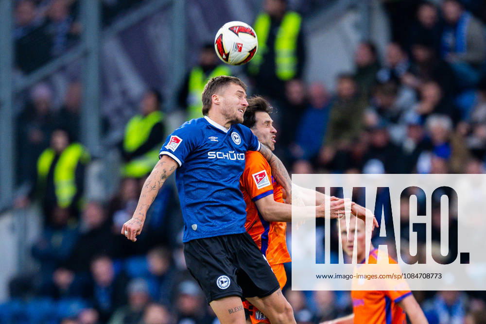 Fußball, 2026 2027, 2. Bundesliga, 8. Spieltag, DSC Arminia Bielefeld - VfL Osnabrück: (L-R) Joel Grodowski (Bielefeld), Leon Flach (Osnabrück) DFL REGULATIONS PROHIBIT ANY USE OF PHOTOGRAPHS AS IMAGE SEQUENCES AND OR QUASI-VIDEO.