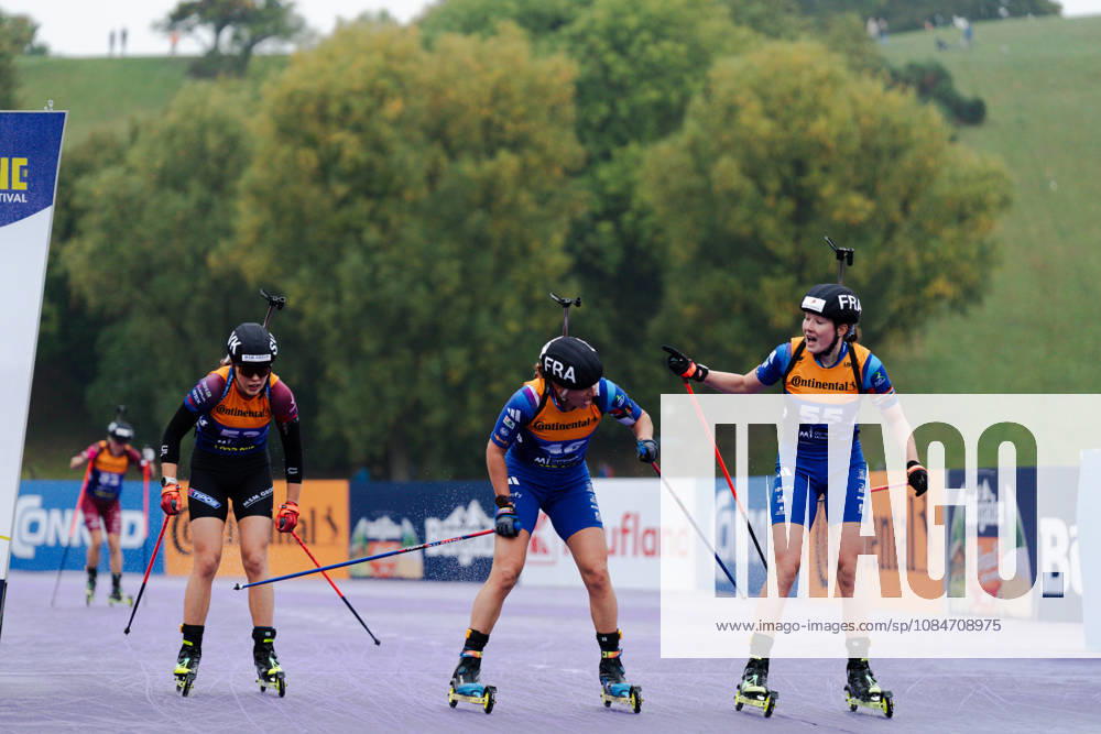 GER, Biathlon, Frauen, IBU Biathlon Loop One Festival 2026, Saison 2026 2027, Super Sprint Qualifikation Damen Heat 1-4 Amandine Mengin ( FRA, 55 ), Julia Simon ( FRA, 46 ), Ema Kapustova ( SVK, 53 ) erschöpft im Ziel München Olympiapark Bayern Deutschland