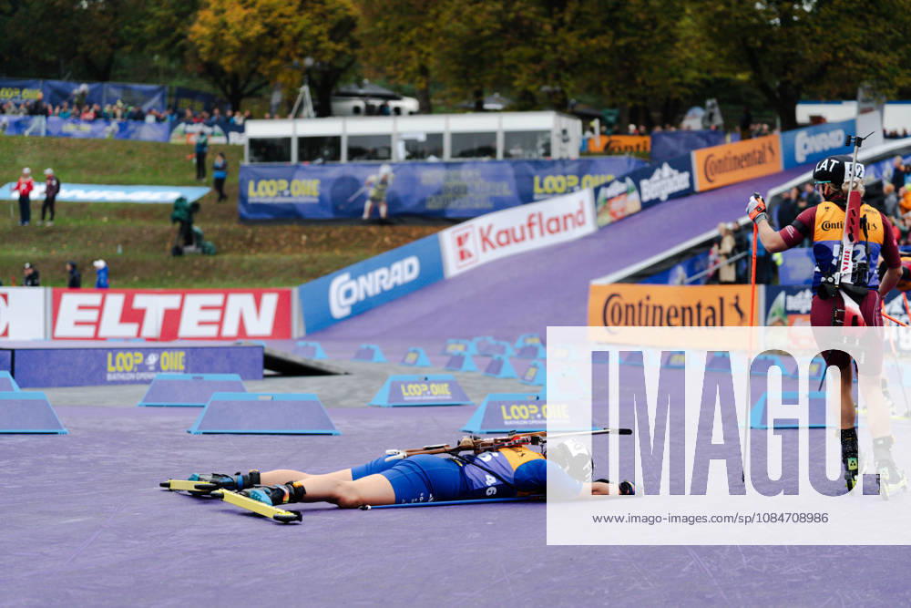 GER, Biathlon, Frauen, IBU Biathlon Loop One Festival 2026, Saison 2026 2027, Super Sprint Qualifikation Damen Heat 1-4 Julia Simon ( FRA, 46 ) erschöpft im Ziel liegend München Olympiapark Bayern Deutschland