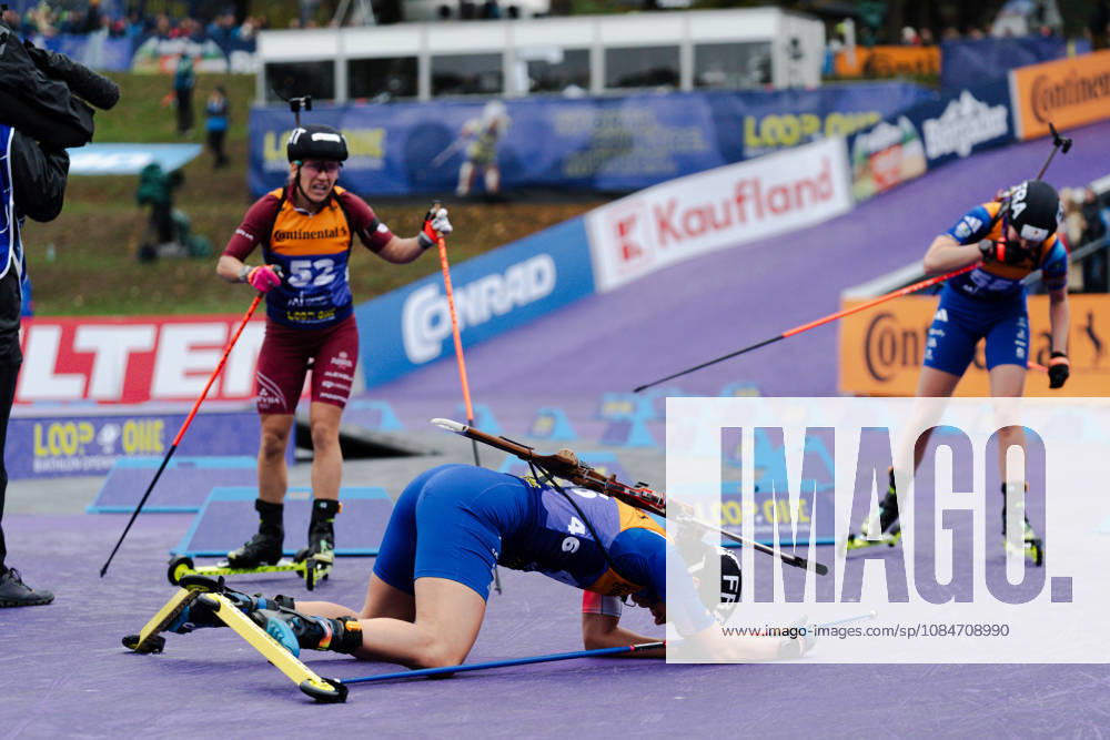 GER, Biathlon, Frauen, IBU Biathlon Loop One Festival 2026, Saison 2026 2027, Super Sprint Qualifikation Damen Heat 1-4 Julia Simon ( FRA, 46 ) erschöpft im Ziel liegend München Olympiapark Bayern Deutschland