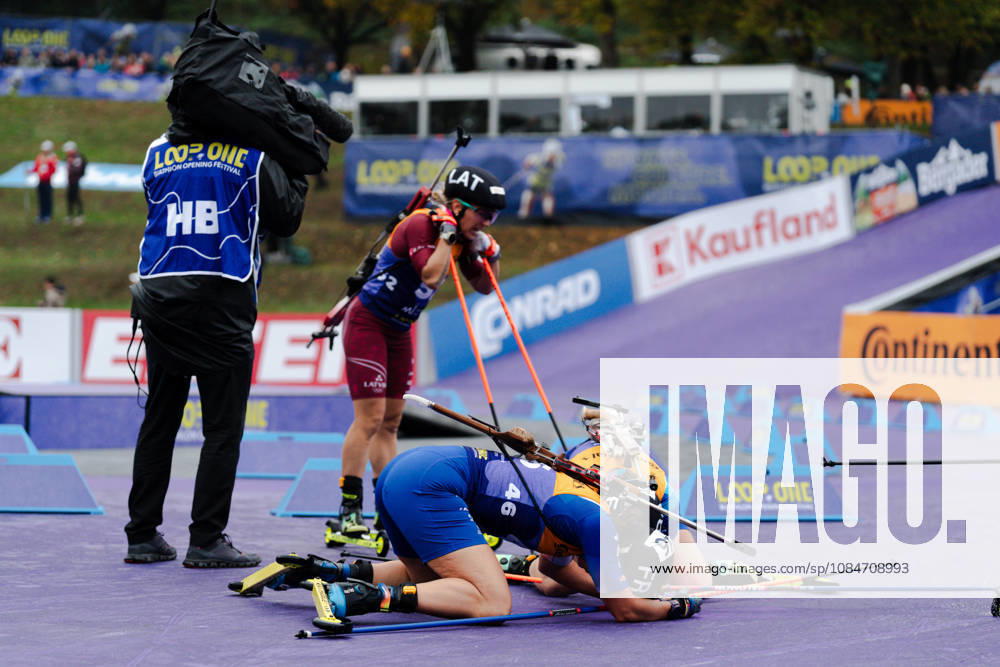 GER, Biathlon, Frauen, IBU Biathlon Loop One Festival 2026, Saison 2026 2027, Super Sprint Qualifikation Damen Heat 1-4 Julia Simon ( FRA, 46 ) erschöpft im Ziel liegend München Olympiapark Bayern Deutschland