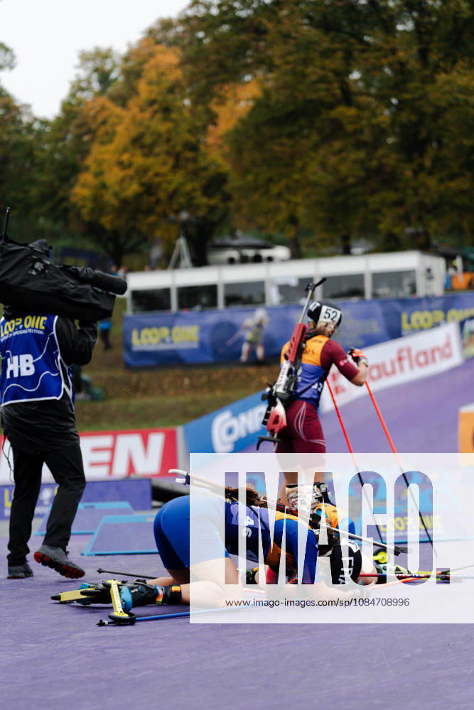 GER, Biathlon, Frauen, IBU Biathlon Loop One Festival 2026, Saison 2026 2027, Super Sprint Qualifikation Damen Heat 1-4 Julia Simon ( FRA, 46 ) erschöpft im Ziel liegend München Olympiapark Bayern Deutschland