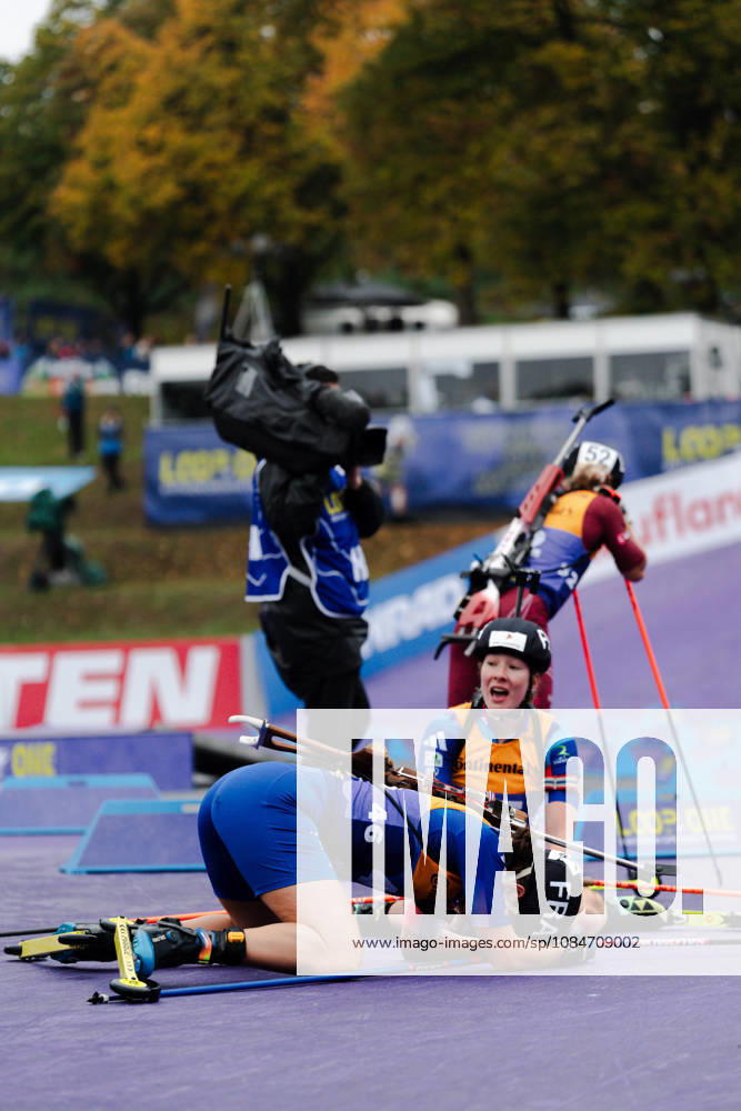 GER, Biathlon, Frauen, IBU Biathlon Loop One Festival 2026, Saison 2026 2027, Super Sprint Qualifikation Damen Heat 1-4 Julia Simon ( FRA, 46 ), Amandine Mengin ( FRA, 55 ) erschöpft im Ziel liegend München Olympiapark Bayern Deutschland