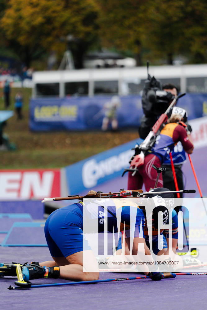 GER, Biathlon, Frauen, IBU Biathlon Loop One Festival 2026, Saison 2026 2027, Super Sprint Qualifikation Damen Heat 1-4 Julia Simon ( FRA, 46 ) erschöpft im Ziel liegend München Olympiapark Bayern Deutschland