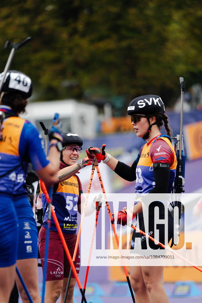 GER, Biathlon, Frauen, IBU Biathlon Loop One Festival 2026, Saison 2026 2027, Super Sprint Qualifikation Damen Heat 1-4 Baiba Bendika ( LVA, 52 ), Ema Kapustova ( SVK, 53 ) gratuliert München Olympiapark Bayern Deutschland