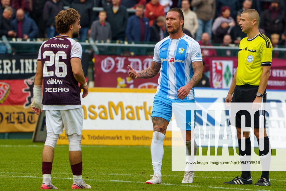 Im Bild: Jan Loehmannsroeben (Chemnitzer FC, 4), Diren Guenay (BFC Dynamo, 26) 18.10.2026, BFC Dynamo vs. Chemnitzer FC, Regionalliga Nordost, Saison 2026 27, Sportforum Hohenschoenhausen