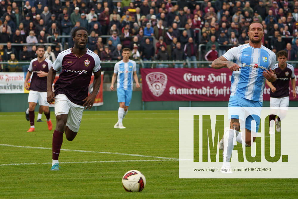 Im Bild: Larry-Nana Oellers (BFC Dynamo, 13), Jan Loehmannsroeben (Chemnitzer FC, 4) 18.10.2026, BFC Dynamo vs. Chemnitzer FC, Regionalliga Nordost, Saison 2026 27, Sportforum Hohenschoenhausen