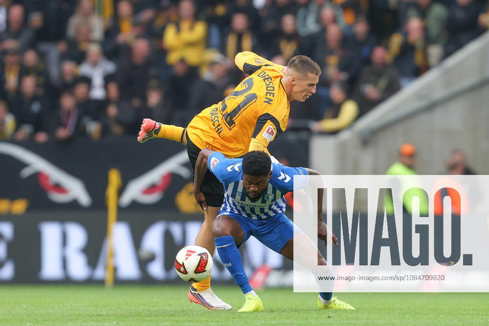 Fussball 2. Bundesliga, SG Dynamo Dresden - 1. FC Magdeburg, v.l. Tobias Raschl (Dresden, 21) Moritz Broni Kwarteng (Magdeburg, 10) Zweikampf, Duell, Kampf, tackle Dresden