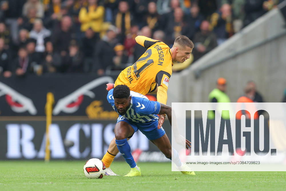 Fussball 2. Bundesliga, SG Dynamo Dresden - 1. FC Magdeburg, v.l. Tobias Raschl (Dresden, 21) Moritz Broni Kwarteng (Magdeburg, 10) Zweikampf, Duell, Kampf, tackle Dresden