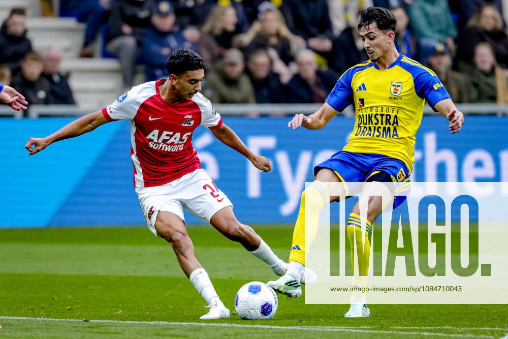 LEEUWARDEN - AZ Alkmaar forward Ayoub Oufkir, SC Cambuur forward Ilyes Hamache during the Vriendenloterij Eredivisie match between SC Cambuur and AZ at Kooi Stadion on 18 October 2026 in Leeuwarden, Nederland. ED VAN DE POL EYE4IMAGES DeFodi Images -