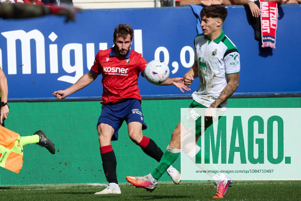 LaLiga EASports 2026 27 CA Osasuna v Racing de Santander Jon Moncayola (7. OSA) (L) crosses the ball under pressure from Jorge Salinas (17. RAC) (R) during the football match of LaLiga EA Sports between CA Osasuna and Racing de Santander played at El Sadar stadium in Pamplona (Spain) on Oct 18 2026. Credit: Inigo Alzugaray Agencia LOF Pamplona LaLiga EASports 2026 27 CA Osasuna v Racing de Santander