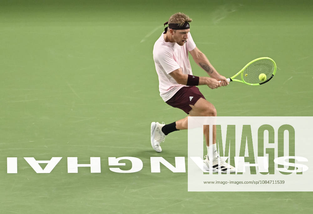 (261018) -- SHANGHAI, Oct. 18, 2026 -- Alejandro Davidovich Fokina of Spain hits a return during the men s singles final match against Rafael Jodar of Spain at the 2026 ATP, Tennis Herren tour Shanghai Masters tennis tournament in Shanghai, China, Oct. 18, 2026. ) (SP)CHINA-SHANGHAI-TENNIS-SHANGHAI MASTERS-MEN S SINGLES (CN) ChenxHaoming