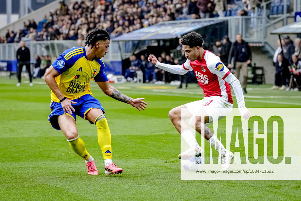 LEEUWARDEN - SC Cambuur defender Devid Bouah, AZ Alkmaar forward Ro-Zangelo Daal during the Vriendenloterij Eredivisie match between SC Cambuur and AZ at Kooi Stadion on 18 October 2026 in Leeuwarden, Nederland. ED VAN DE POL EYE4IMAGES DeFodi Images -