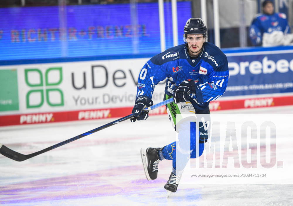 Straubing Tigers vs. Grizzlys Wolfsburg, Eishockey, Deutsche Eishockey Liga, Penny DEL, 10.Spieltag, Saison 2026 2027, 18.10.2026 Tarjo Jentzsch (Straubing Tigers), Eishockey Herren, Deutsche Eishockey Liga, Penny DEL, 10.Spieltag, Saison 2026 2027 am 18.10.2026 im Eisstadion am Pulverturm, Straubing Tigers (blau) gegen Grizzlys Wolfsburg (beige)