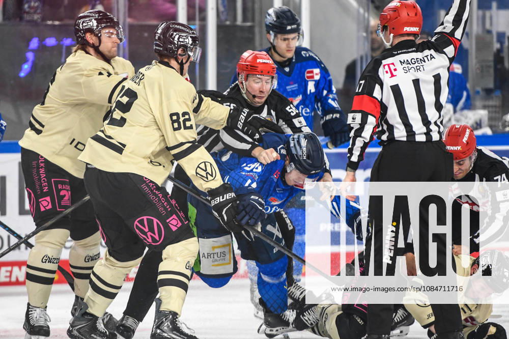 Straubing Tigers vs. Grizzlys Wolfsburg, Eishockey, Deutsche Eishockey Liga, Penny DEL, 10.Spieltag, Saison 2026 2027, 18.10.2026 Filip Varejcka (Straubing Tigers) im Handgemenge mit Madison Bowey (Grizzlys Wolfsburg), Eishockey Herren, Deutsche Eishockey Liga, Penny DEL, 10.Spieltag, Saison 2026 2027 am 18.10.2026 im Eisstadion am Pulverturm, Straubing Tigers (blau) gegen Grizzlys Wolfsburg (beige)