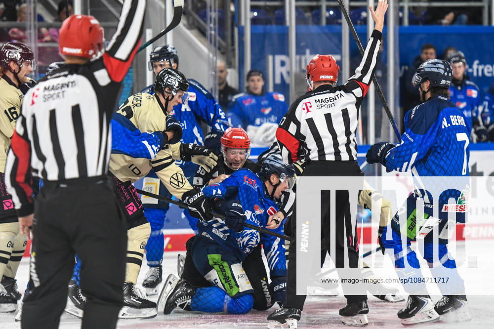 Straubing Tigers vs. Grizzlys Wolfsburg, Eishockey, Deutsche Eishockey Liga, Penny DEL, 10.Spieltag, Saison 2026 2027, 18.10.2026 Filip Varejcka (Straubing Tigers) im Handgemenge mit Madison Bowey (Grizzlys Wolfsburg), Eishockey Herren, Deutsche Eishockey Liga, Penny DEL, 10.Spieltag, Saison 2026 2027 am 18.10.2026 im Eisstadion am Pulverturm, Straubing Tigers (blau) gegen Grizzlys Wolfsburg (beige)