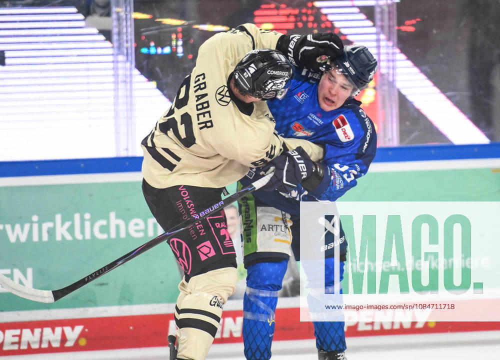 Straubing Tigers vs. Grizzlys Wolfsburg, Eishockey, Deutsche Eishockey Liga, Penny DEL, 10.Spieltag, Saison 2026 2027, 18.10.2026 Simon Seidl (Straubing Tigers) im Handgemenge mit William Graber (Grizzlys Wolfsburg), Eishockey Herren, Deutsche Eishockey Liga, Penny DEL, 10.Spieltag, Saison 2026 2027 am 18.10.2026 im Eisstadion am Pulverturm, Straubing Tigers (blau) gegen Grizzlys Wolfsburg (beige)