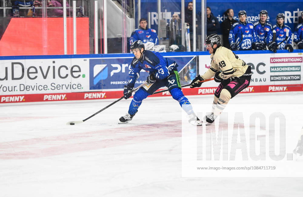 Straubing Tigers vs. Grizzlys Wolfsburg, Eishockey, Deutsche Eishockey Liga, Penny DEL, 10.Spieltag, Saison 2026 2027, 18.10.2026 J.C. Beaudin (Straubing Tigers) mit Robert Lynch und Dustin Strahlmeier (Grizzlys Wolfsburg), Eishockey Herren, Deutsche Eishockey Liga, Penny DEL, 10.Spieltag, Saison 2026 2027 am 18.10.2026 im Eisstadion am Pulverturm, Straubing Tigers (blau) gegen Grizzlys Wolfsburg (beige)