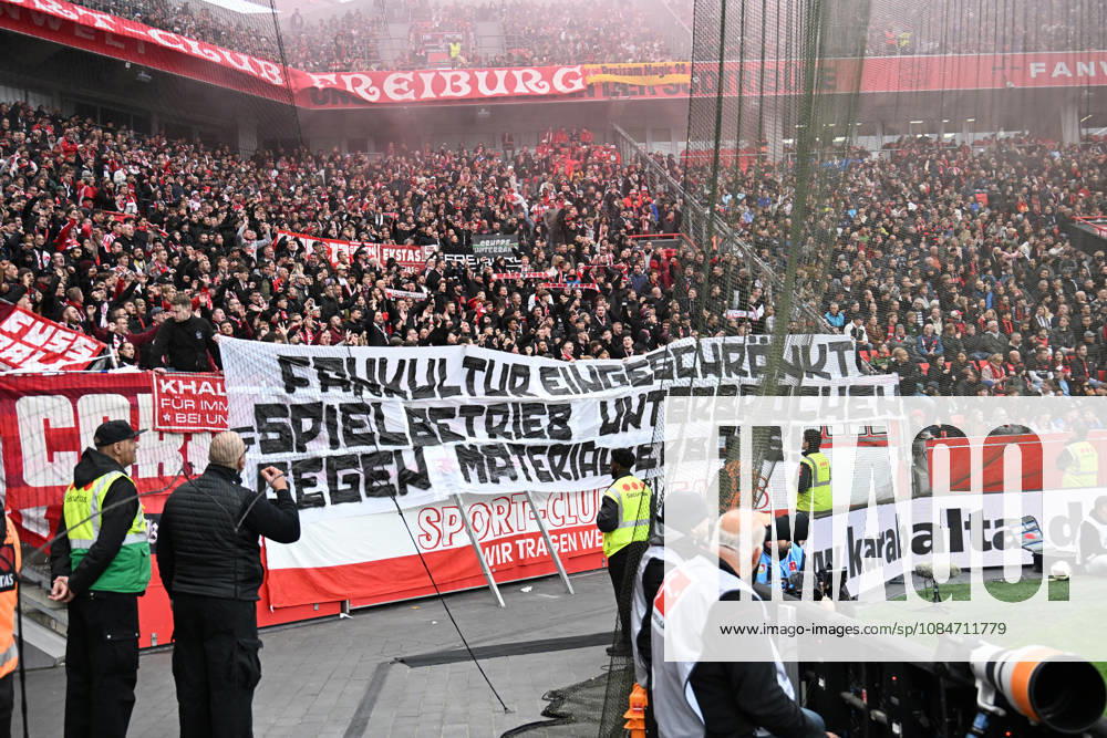 GER, Fussball, Herren, 1. Bundesliga, Saison 2026 2027, 6. Spieltag, Bayer 04 Leverkusen vs. SC Freiburg die Freiburger Fans werfen am Anfang des Spiels Tennisbälle auf s Spielfeld DFB DFL regulations prohibit any use of photographs as image sequences and or quasi-video Leverkusen BayArena NRW Deutschland Germany