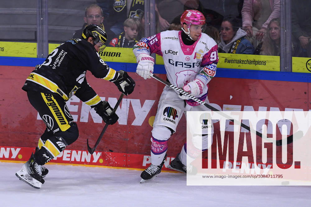 Eishockey Penny DEL 10. Spieltag Krefeld Pinguine - Eisbären Berlin am 18.10.2026 in der Yayla Arena in Krefeld Stuart Percy ( Krefeld ), links - Frederik Tiffels ( Berlin ), rechts Gemäß den Vorgaben der DEL Deutsche Eishockey Liga ist die Publikation und Weiterverwertung der Aufnahmen in elektronischen Medien und Endgeräten aller Art während des laufenden Spiels nicht zulässig.
