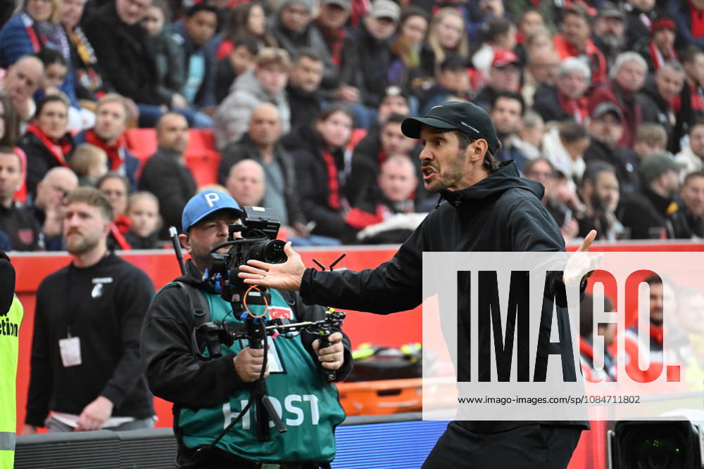 GER, Fussball, Herren, 1. Bundesliga, Saison 2026 2027, 6. Spieltag, Bayer 04 Leverkusen vs. SC Freiburg die Freiburger Fans werfen am Anfang des Spiels Tennisbälle auf s Spiel Julian Schuster Trainer Headcoach ( SC Freiburg ), regt sich auf und spricht mit ihnen was nichts nützt DFB DFL regulations prohibit any use of photographs as image sequences and or quasi-video Leverkusen BayArena NRW Deutschland Germany