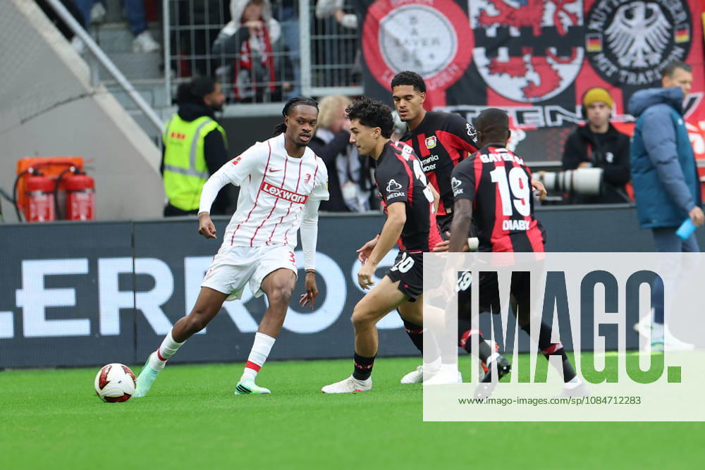 GER, Fussball, Herren, 1. Bundesliga, Saison 2026 2027, 6. Spieltag, Bayer 04 Leverkusen vs. SC Freiburg Philipp Lienhart ( SC Freiburg 3 ), im Zweikampf gegen Ibrahim Maza ( Bayer 04 Leverkusen 30 ), DFB DFL regulations prohibit any use of photographs as image sequences and or quasi-video Leverkusen BayArena NRW Deutschland Germany