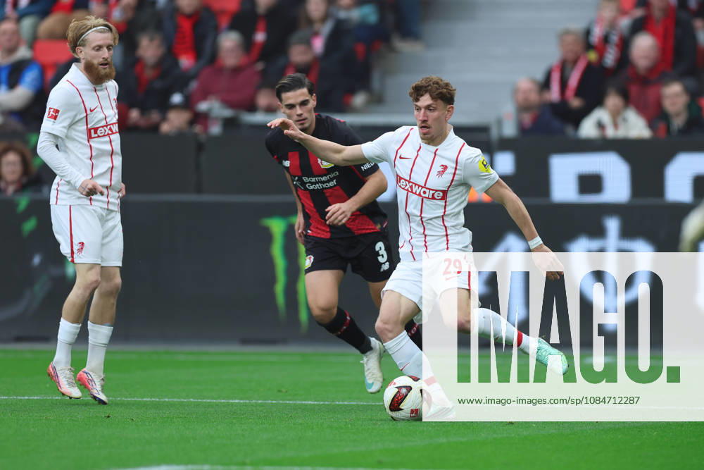 GER, Fussball, Herren, 1. Bundesliga, Saison 2026 2027, 6. Spieltag, Bayer 04 Leverkusen vs. SC Freiburg Philipp Treu ( SC Freiburg 29 ), rettet den Ball kurz vor Miguel Gutià rrez ( Bayer 04 Leverkusen 3 ), DFB DFL regulations prohibit any use of photographs as image sequences and or quasi-video Leverkusen BayArena NRW Deutschland Germany