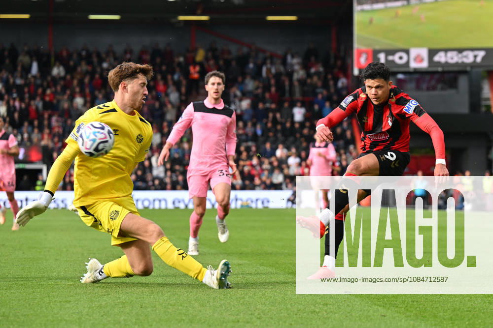 Bournemouth v Sunderland, Premier League Evanilson (9) of AFC Bournemouth shoots at goal past Robin Roefs (22) of Sunderland and misses the target during the Premier League match between Bournemouth and Sunderland at the Vitality Stadium, Bournemouth, UK on 18 October 2026. Bournemouth Vitality Stadium Dorset UK Editorial use only DataCo restrictions apply See www.football-dataco.com ,