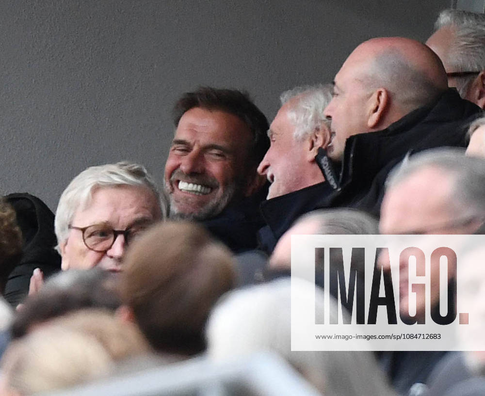 Fussball 1.Bundesliga, Bayer 04 Leverkusen - SC Freiburg v.l. Jürgen Klopp und Rudi Völler, Fernando Carro rechts auf der Tribüne in der BayArena Leverkusen