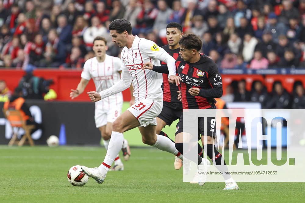 Igor Matanovic (SC Freiburg) und Afonso Moreira (Bayer 04 Leverkusen) im Zweikampf waehrend des Spiels der 1. Bundesliga zwischen Bayer 04 Leverkusen und Club Freiburg, BayArena am 18. October 2026 in Leverkusen, Deutschland. (Foto von Oliver Kaelke DeFodi Images) +++ Igor Matanovic (SC Freiburg) und Afonso Moreira (Bayer 04 Leverkusen) battle for the ball during the Bundesliga match between Bayer 04 Leverkusen and Sport-Club Freiburg at BayArena on October 18, 2026 in Leverkusen, Germany. (Photo by Oliver Kaelke DeFodi Images) DFB DFL REGULATIONS PROHIBIT ANY USE OF PHOTOGRAPHS AS IMAGE SEQUENCES AND OR QUASI-VIDEO. (Photo by Oliver Kaelke DeFodi Images) -