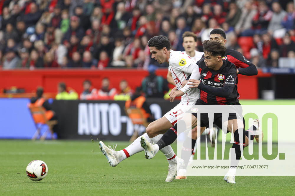 Igor Matanovic (SC Freiburg) und Afonso Moreira (Bayer 04 Leverkusen) im Zweikampf waehrend des Spiels der 1. Bundesliga zwischen Bayer 04 Leverkusen und Club Freiburg, BayArena am 18. October 2026 in Leverkusen, Deutschland. (Foto von Oliver Kaelke DeFodi Images) +++ Igor Matanovic (SC Freiburg) und Afonso Moreira (Bayer 04 Leverkusen) battle for the ball during the Bundesliga match between Bayer 04 Leverkusen and Sport-Club Freiburg at BayArena on October 18, 2026 in Leverkusen, Germany. (Photo by Oliver Kaelke DeFodi Images) DFB DFL REGULATIONS PROHIBIT ANY USE OF PHOTOGRAPHS AS IMAGE SEQUENCES AND OR QUASI-VIDEO. (Photo by Oliver Kaelke DeFodi Images) -