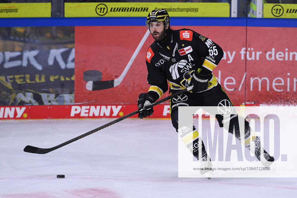 Eishockey Penny DEL 10. Spieltag Krefeld Pinguine - Eisbären Berlin am 18.10.2026 in der Yayla Arena in Krefeld Davis Vandane ( Krefeld ) Gemäß den Vorgaben der DEL Deutsche Eishockey Liga ist die Publikation und Weiterverwertung der Aufnahmen in elektronischen Medien und Endgeräten aller Art während des laufenden Spiels nicht zulässig.