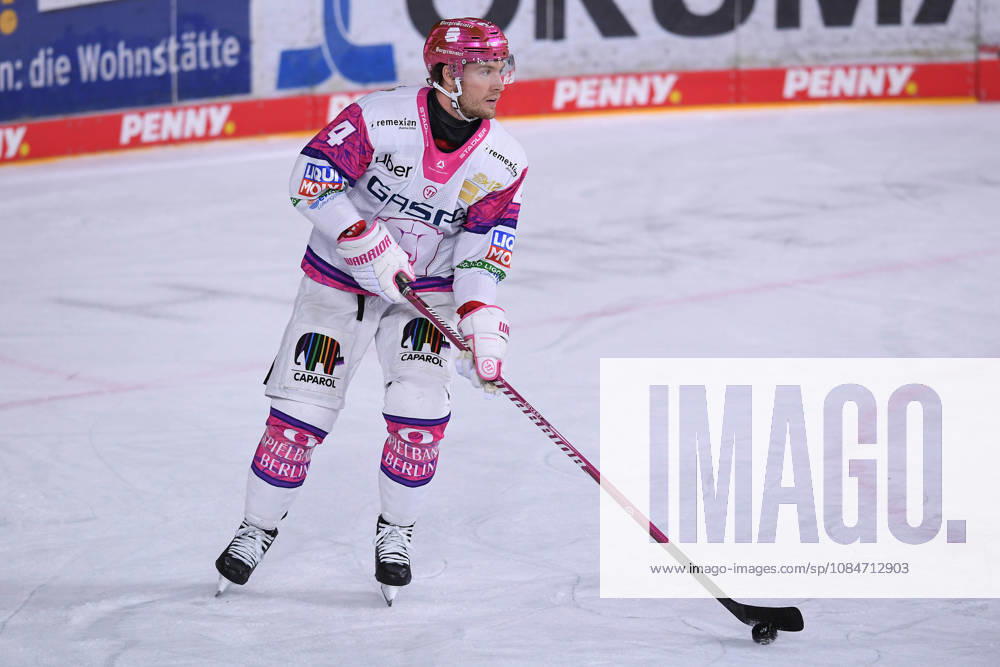 Eishockey Penny DEL 10. Spieltag Krefeld Pinguine - Eisbären Berlin am 18.10.2026 in der Yayla Arena in Krefeld Adam Smith ( Berlin ) Gemäß den Vorgaben der DEL Deutsche Eishockey Liga ist die Publikation und Weiterverwertung der Aufnahmen in elektronischen Medien und Endgeräten aller Art während des laufenden Spiels nicht zulässig.