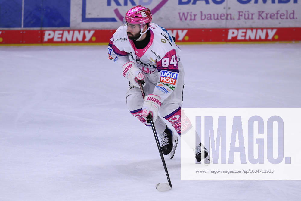 Eishockey Penny DEL 10. Spieltag Krefeld Pinguine - Eisbären Berlin am 18.10.2026 in der Yayla Arena in Krefeld Liam Kirk ( Berlin ) Gemäß den Vorgaben der DEL Deutsche Eishockey Liga ist die Publikation und Weiterverwertung der Aufnahmen in elektronischen Medien und Endgeräten aller Art während des laufenden Spiels nicht zulässig.