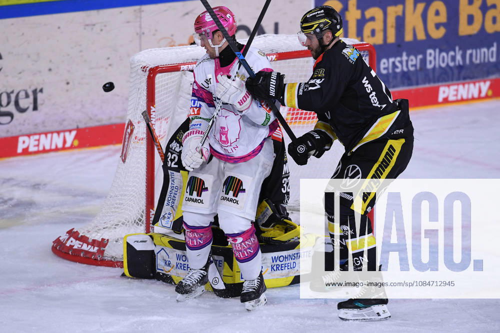 Eishockey Penny DEL 10. Spieltag Krefeld Pinguine - Eisbären Berlin am 18.10.2026 in der Yayla Arena in Krefeld Frederik Tiffels ( Berlin ), links - Mick Köhler ( Krefeld ), rechts Gemäß den Vorgaben der DEL Deutsche Eishockey Liga ist die Publikation und Weiterverwertung der Aufnahmen in elektronischen Medien und Endgeräten aller Art während des laufenden Spiels nicht zulässig.