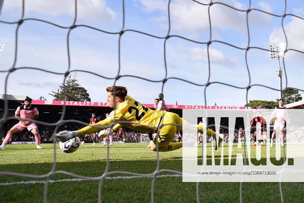 Bournemouth v Sunderland, Premier League Robin Roefs (22) of Sunderland makes a save during the Premier League match between Bournemouth and Sunderland at the Vitality Stadium, Bournemouth, UK on 18 October 2026. Bournemouth Vitality Stadium Dorset UK Editorial use only DataCo restrictions apply See www.football-dataco.com ,