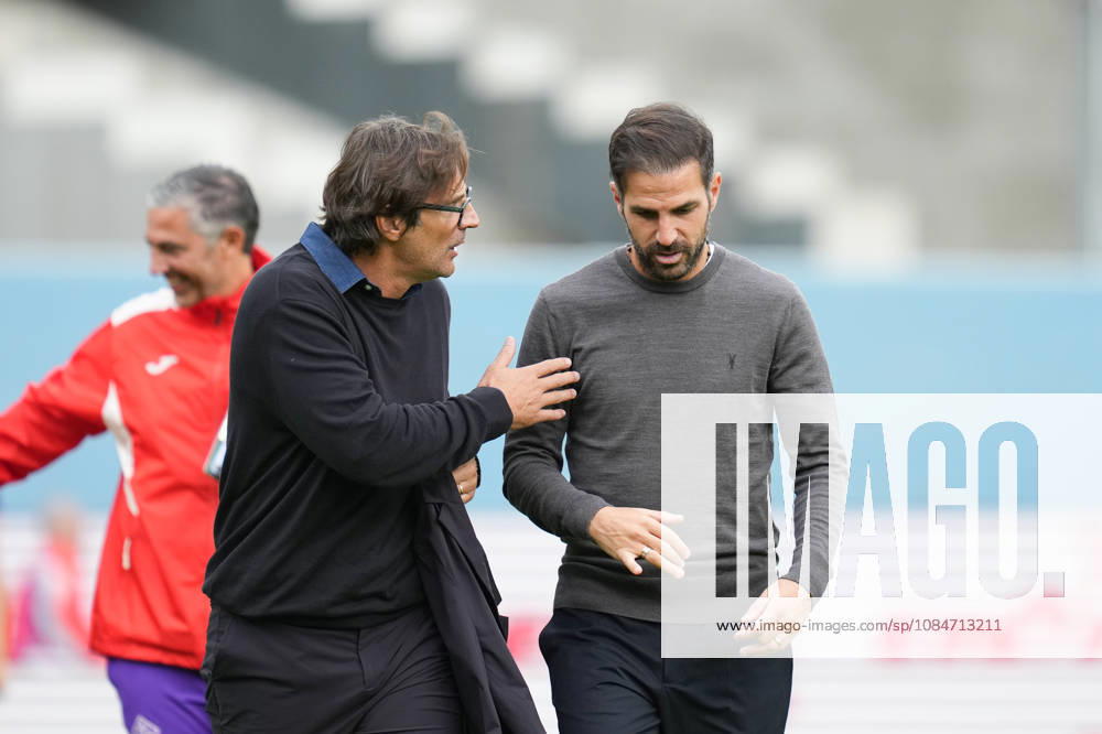 ACF Fiorentina v Como 1907 - Serie A Enilive Cesc Fabregas Head Coach of Como 1907 and Paolo Vanoli Head Coach of ACF Fiorentina compete for the ball during the Serie A Enilive match between ACF Fiorentina and Como 1907 at Artemio Franchi Stadium on October 18, 2026 in Florence, Italy. Florence Artemio Franchi Stadium Tuscany Italy