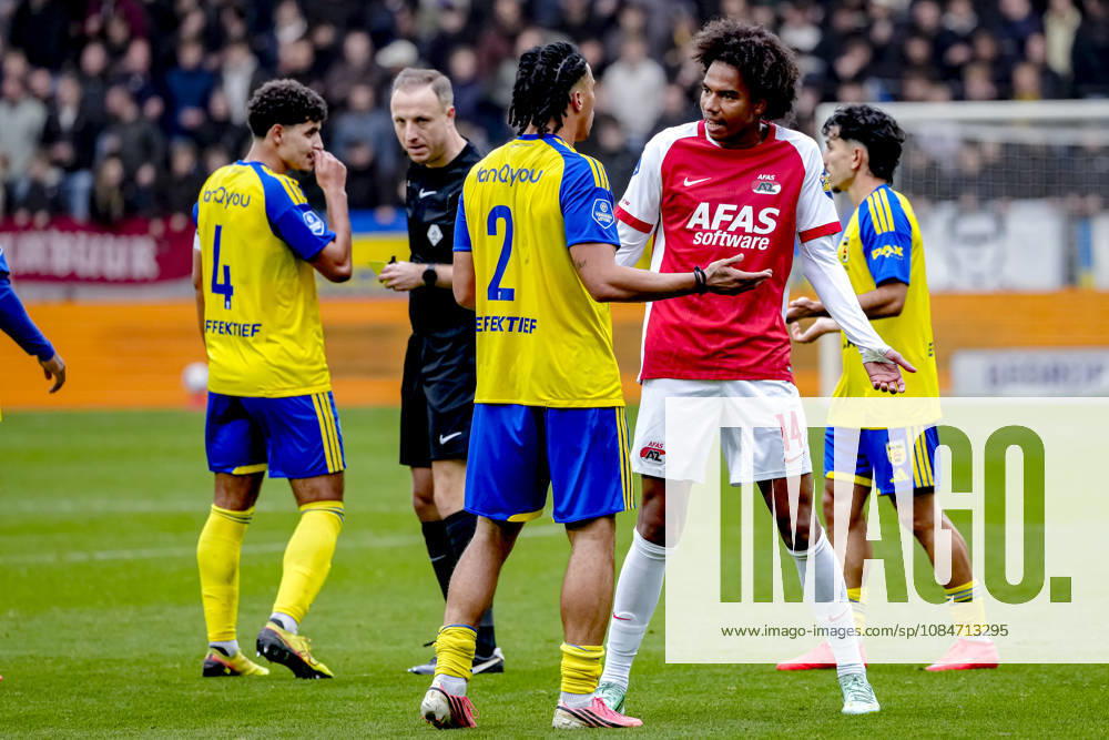 LEEUWARDEN - SC Cambuur defender Devid Bouah, AZ Alkmaar forward Calvin Stengs during the Vriendenloterij Eredivisie match between SC Cambuur and AZ at Kooi Stadion on 18 October 2026 in Leeuwarden, Netherlands. ED VAN DE POL EYE4IMAGES DeFodi Images -