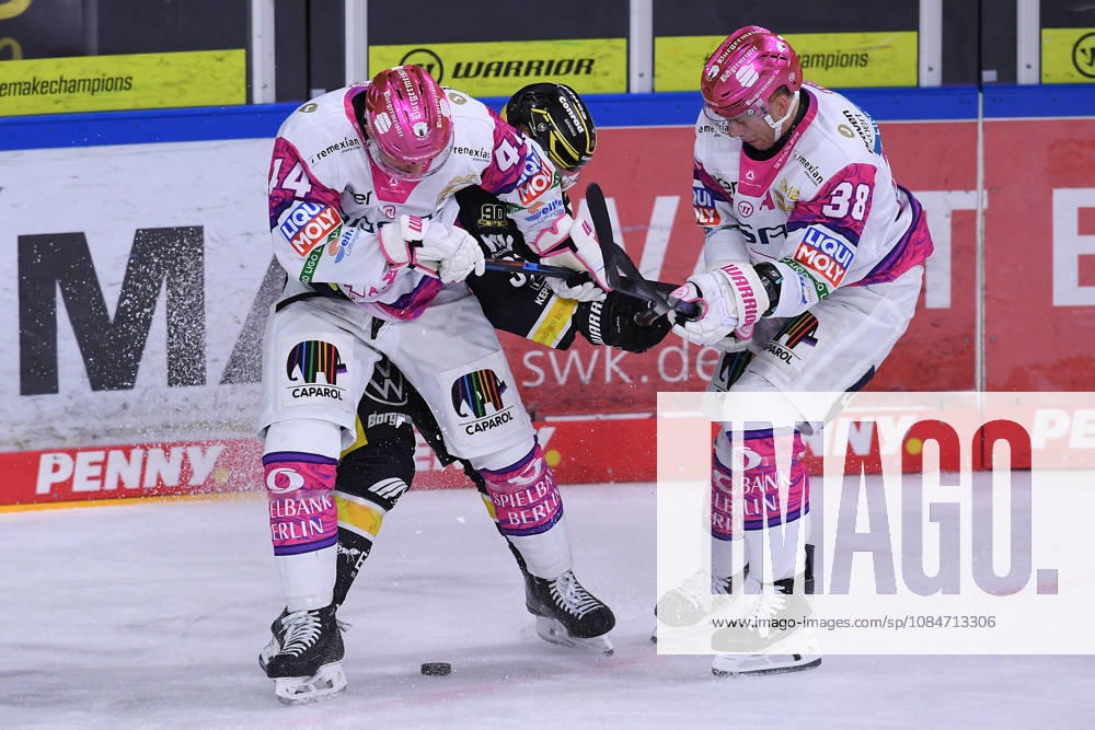 Eishockey Penny DEL 10. Spieltag Krefeld Pinguine - Eisbären Berlin am 18.10.2026 in der Yayla Arena in Krefeld Brandon Davidson ( Berlin ), links - Yannick Veilleux ( Berlin ), rechts - Max Newton ( Krefeld ), hinten Gemäß den Vorgaben der DEL Deutsche Eishockey Liga ist die Publikation und Weiterverwertung der Aufnahmen in elektronischen Medien und Endgeräten aller Art während des laufenden Spiels nicht zulässig.