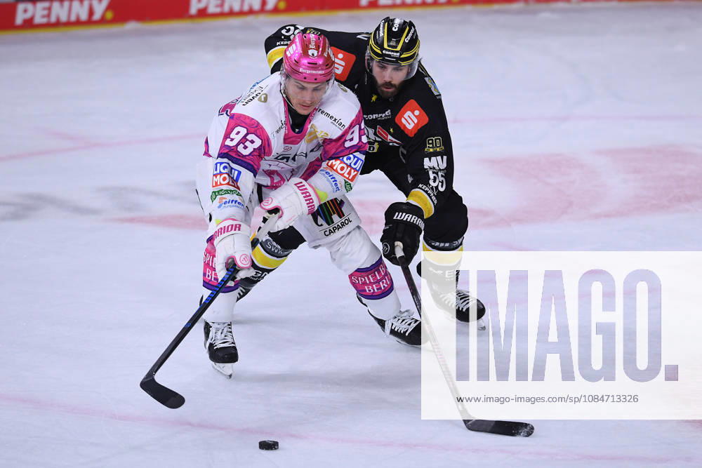 Eishockey Penny DEL 10. Spieltag Krefeld Pinguine - Eisbären Berlin am 18.10.2026 in der Yayla Arena in Krefeld Leonard Pföderl ( Berlin ), vorne - Davis Vandane ( Krefeld ), hinten Gemäß den Vorgaben der DEL Deutsche Eishockey Liga ist die Publikation und Weiterverwertung der Aufnahmen in elektronischen Medien und Endgeräten aller Art während des laufenden Spiels nicht zulässig.