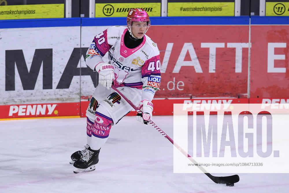Eishockey Penny DEL 10. Spieltag Krefeld Pinguine - Eisbären Berlin am 18.10.2026 in der Yayla Arena in Krefeld Korbinian Geibel ( Berlin ) Gemäß den Vorgaben der DEL Deutsche Eishockey Liga ist die Publikation und Weiterverwertung der Aufnahmen in elektronischen Medien und Endgeräten aller Art während des laufenden Spiels nicht zulässig.