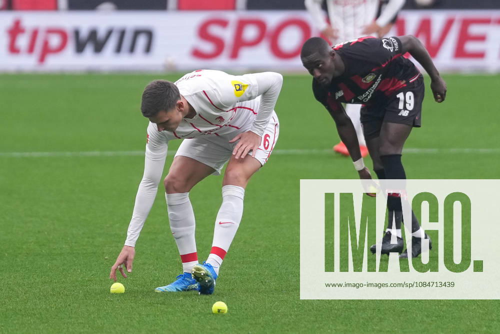 Yannik Engelhardt (SC Freiburg, 16) und Moussa Diaby (Bayer 04 Leverkusen, 19) heben Tennisbälle auf, Protest der Freiburger Fans, Ultras, werfen Tennisbälle auf den Rasen, Spielunterbrechung , Deutschland, Fussball, 1. Bundesliga, 6.Spieltag, 2026 2027, Bayer Leverkusen vs. SC Freiburg, 18.10.2026, BayArena, Leverkusen Leverkusen BayArena Nordrhein-Westfalen Deutschland