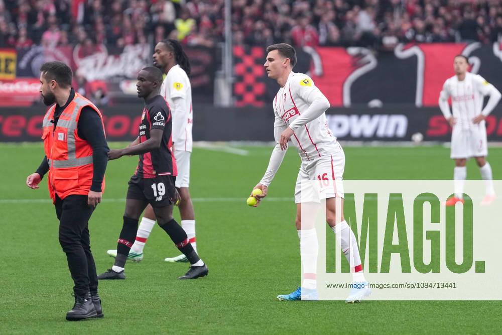 Yannik Engelhardt (SC Freiburg, 16), Protest der Freiburger Fans, Ultras, werfen Tennisbälle auf den Rasen, Spielunterbrechung , Deutschland, Fussball, 1. Bundesliga, 6.Spieltag, 2026 2027, Bayer Leverkusen vs. SC Freiburg, 18.10.2026, BayArena, Leverkusen Leverkusen BayArena Nordrhein-Westfalen Deutschland